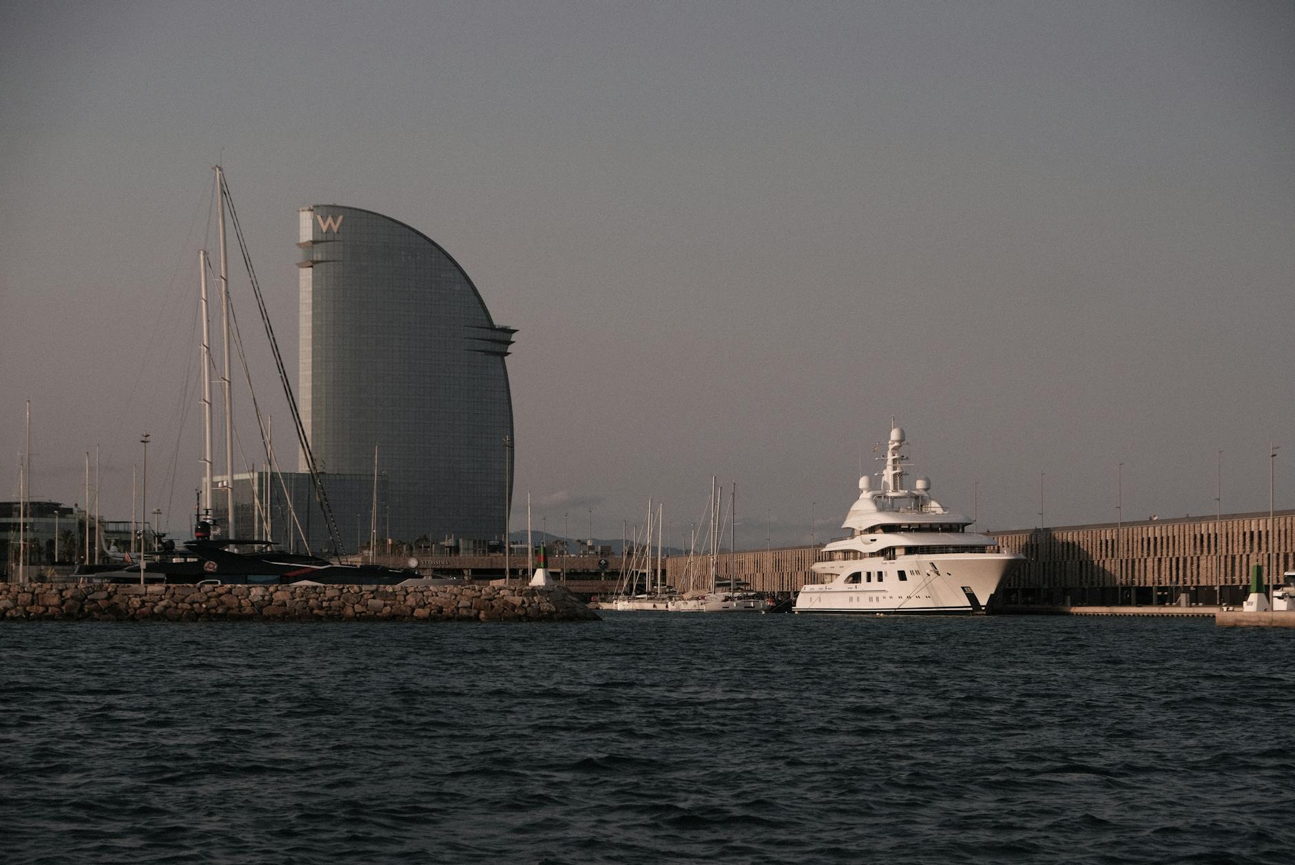 Widok na Jezioro Żywieckie i góry podczas majówki, z ludźmi korzystającymi z uroków pogody.