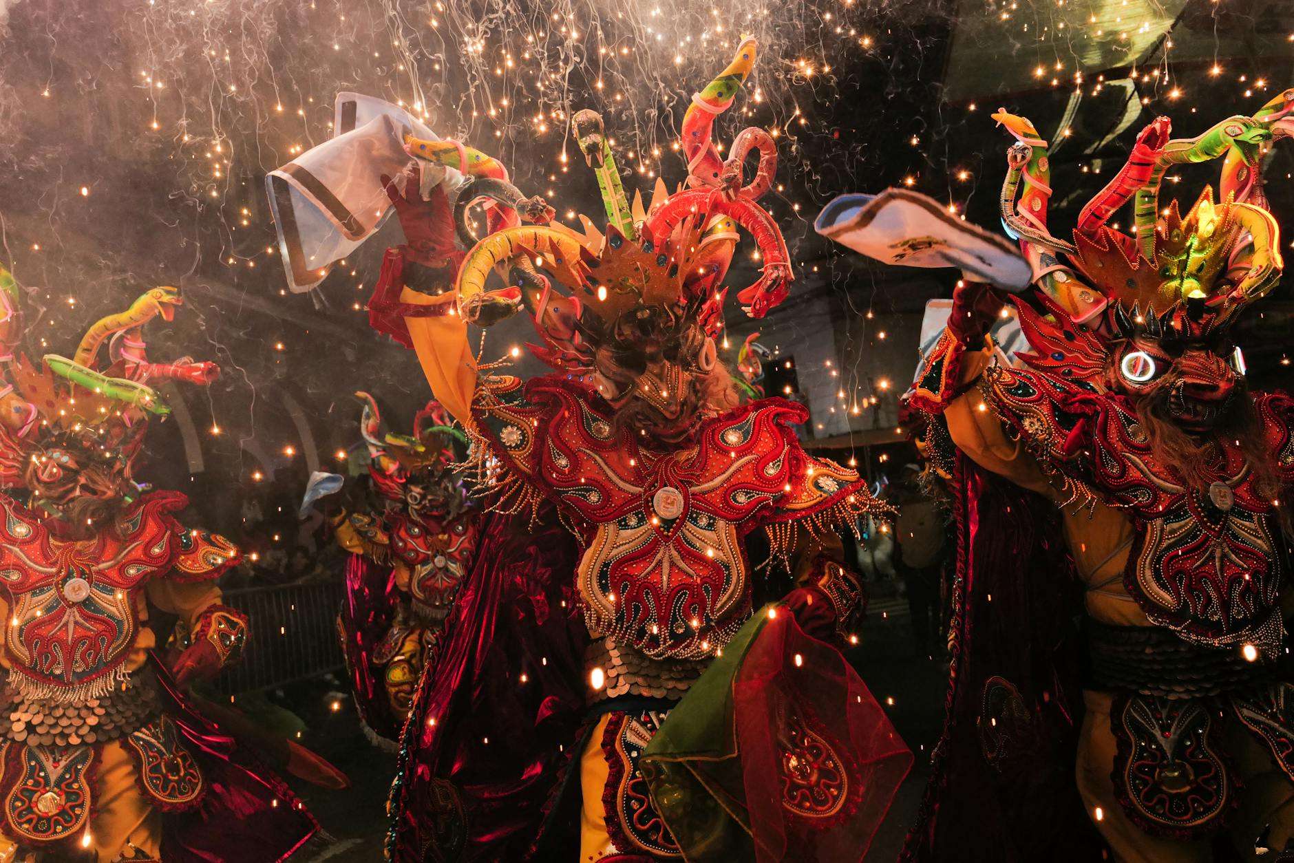 Ilustracja symbolizująca Wielkanoc w Żywcu z elementami miejskimi i informacją o prądzie.